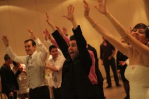 Animando con baile una boda